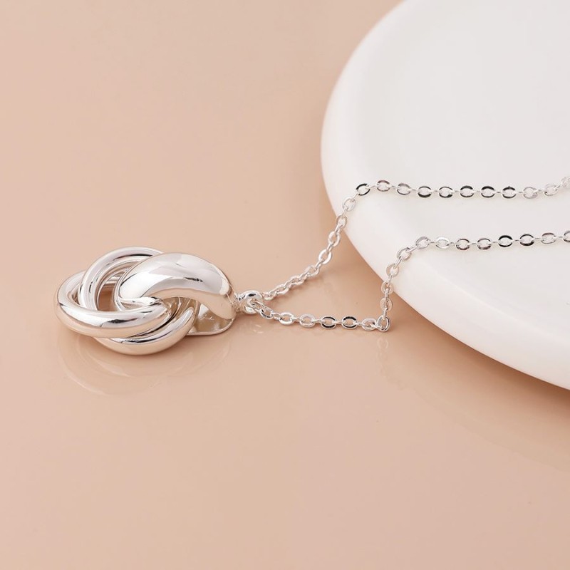 POM: Linked Hoops Pendant Necklace